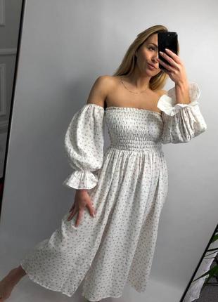 Ніжна сукня міді з мусліну, плаття муслін з відкритими плечима та розрізом