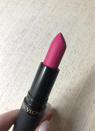 Яркая помада revlon