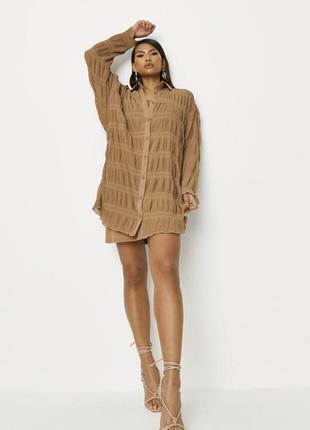 Стильное невесомое плиссированное oversized платье-рубашка missguided нюдового песочного цвета