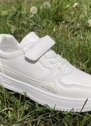 Детские белые кроссовки кеды на липучке