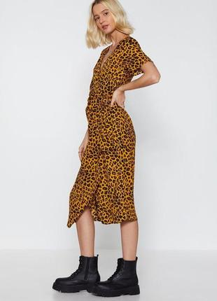 Оранжевое леопардовое платье миди на запах с ремнем1 фото