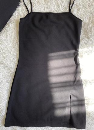 Мини платье с разрезом на ножке