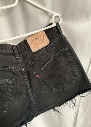 Женские чёрные джинсовые шорты levi’s 5013 фото