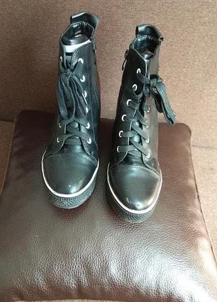 Черевички, снікерси, черевики на танкетці