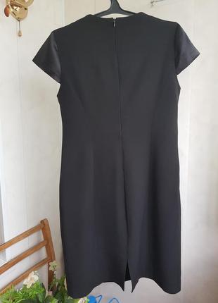 Платье карандаш черного цвета с атласными вставками.2 фото