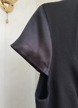 Платье карандаш черного цвета с атласными вставками.3 фото