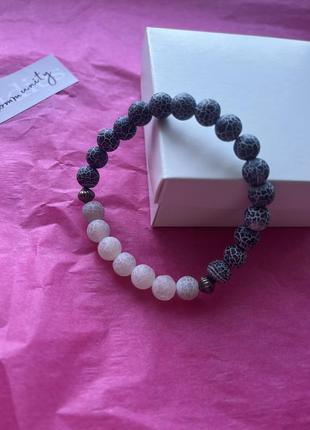 Браслет из белого и синего агата на резинке