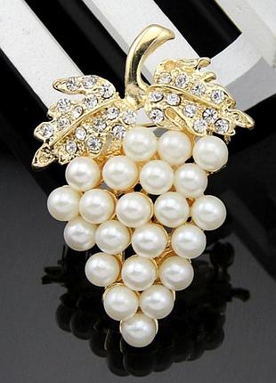 Женская нарядная брошь с белым жемчугом виноградная грона (золотистый)