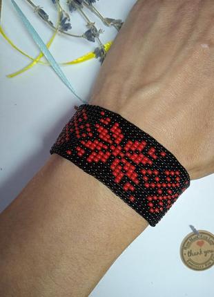 Браслет на руку черный с красными цветами из бисера