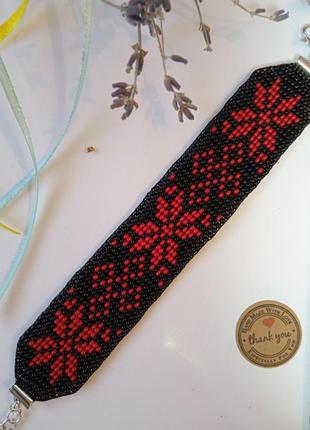 Браслет на руку черный с красными цветами из бисера