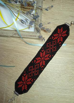 Браслет на руку черный с красными цветами из бисера