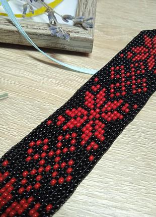 Браслет на руку черный с красными цветами из бисера