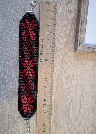 Браслет на руку черный с красными цветами из бисера