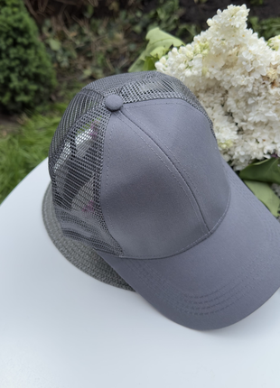 Кепка с сеткой.