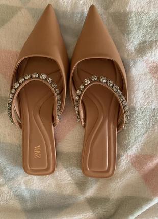 Мюли zara пастельного оттенка.