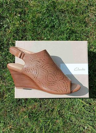 Женские кожаные босоножки на танкетке clarks raven dawn 42 размер