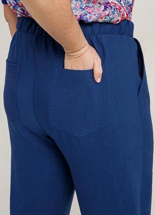 Женские батальные прямые брюки на резинке4 фото