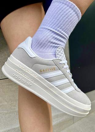 Круті жіночі кросівки на платформі adidas gazelle platform grey сірі з білим