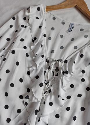 Белая блуза в горошек с рюшами/оборками/со шнуровкой2 фото