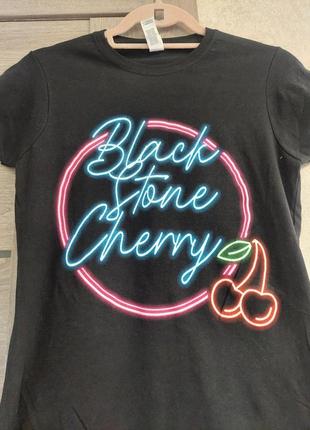 Черная хлопковая  футболка с изображением neon cherry спереди и топу на затылке ( размер 34-36)6 фото