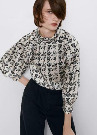 Бежевая блуза с воротником-стойкой🔹длинными рукавами🔹вырезом с застежкой на пуговицу сзади zara ( размер 38)