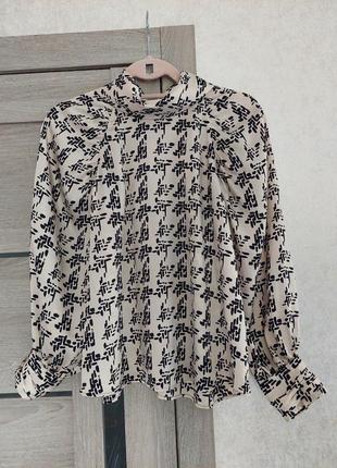 Бежевая блуза с воротником-стойкой🔹длинными рукавами🔹вырезом с застежкой на пуговицу сзади zara ( размер 38)2 фото