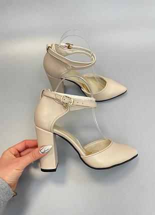 Бежевые базовые босоножки с острым носком с натуральной кожи