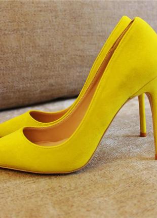 Яркие желтые туфельки женские.