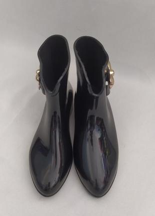 Резиновые ботинки