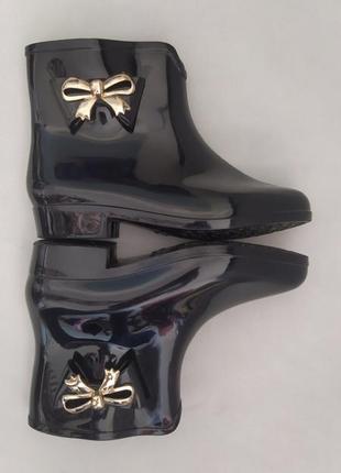 Резиновые ботинки