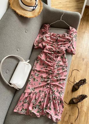 Розовое платье миди в цветочный принт1 фото