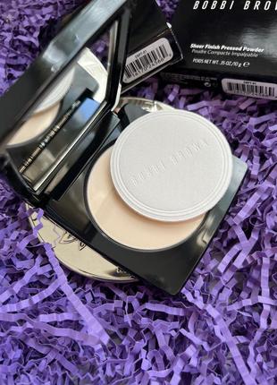 Компактна фінішна пудра bobbi brown sheer finish pressed powder, відтінок pale yellow6 фото