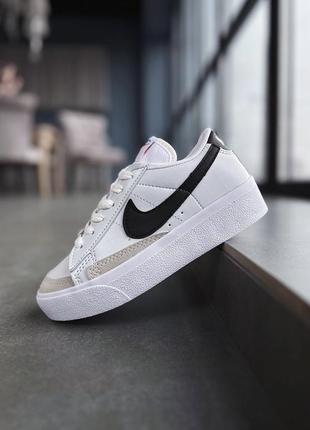 Крутые женские кроссовки на платформе nike blazer low platform white black белые с чёрным лого