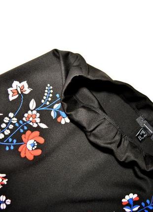 Черная юбка с аппликацией вышивки цветы3 фото