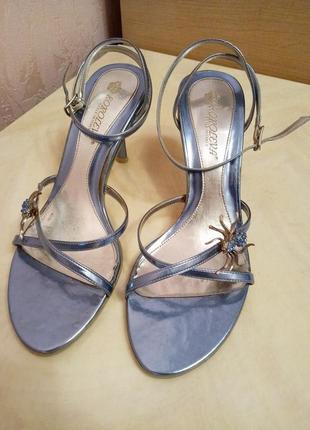 Блакитні босоніжки