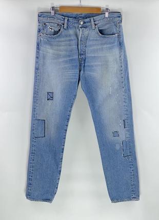 Фирменные джинсы с фабричными потертостями и латками