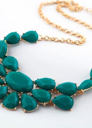 Золотисто-изумрудно-бирюзовое колье с полупрозрачными каплями-кристаллами