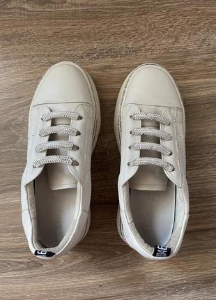 Белые кроссовки