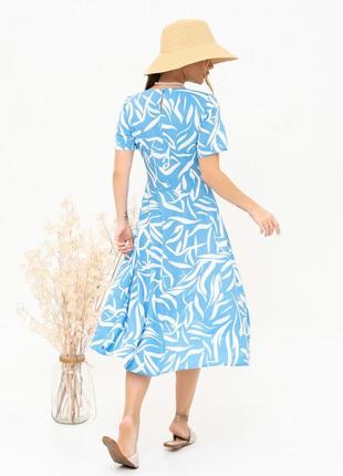 Голубое платье классического кроя с принтом3 фото
