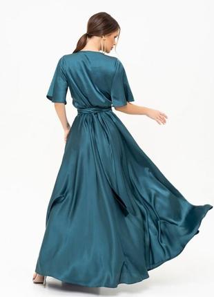 Зеленое шелковое длинное платье с декольте на запах3 фото