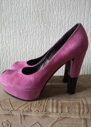 Замшеві рожеві туфлі на високому каблуці1 фото