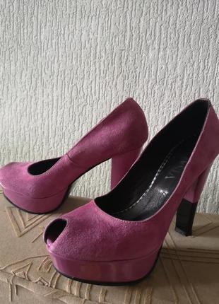 Замшевые розовые туфли на высоком каблуке2 фото