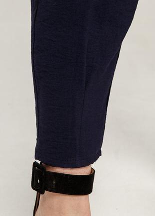 Женские батальные льняные брюки темно-синего цвета4 фото