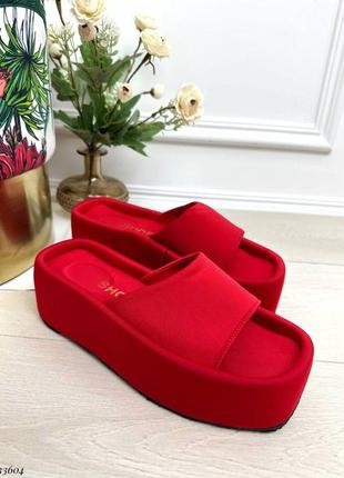 Текстильні шльопанці на танкетці