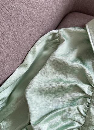 Женское платье мини из фактурного материала с драпировкой7 фото