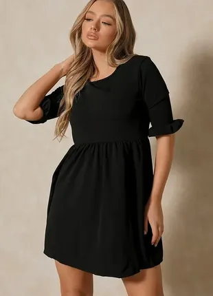 Чорна сукня міні на низький зріст
