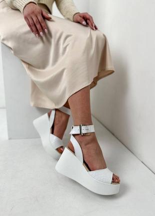 Стильні білі босоніжки на танкетці/платформі рептілія шкіряні/шкіра жіночі - жіноче взуття на літо