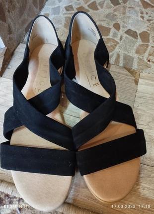 Кожаные фирменные босоножки