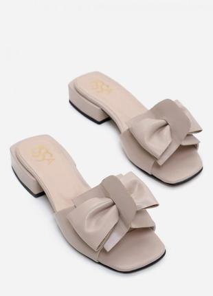 Бежевые кожаные шлепанцы с бантом
