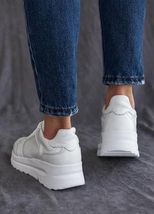 Жіночі кросівки шкіряні літні білі перфорація3 фото